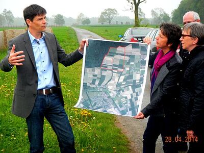 Markus Mannsbarth erläutert den Abgeordneten die Lage und Größe des Salzbeckens auf der Hümmer Dickte.
