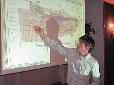 Markus Mannsbarth erläutert den geplanten Bahnhofsneubau