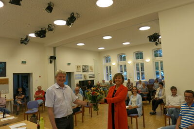 (V.l.) Der SPD-Stadtverbandsvorsitzende Peter Nissen gratulierte Esther Dilcher zur erneuten Nominierung